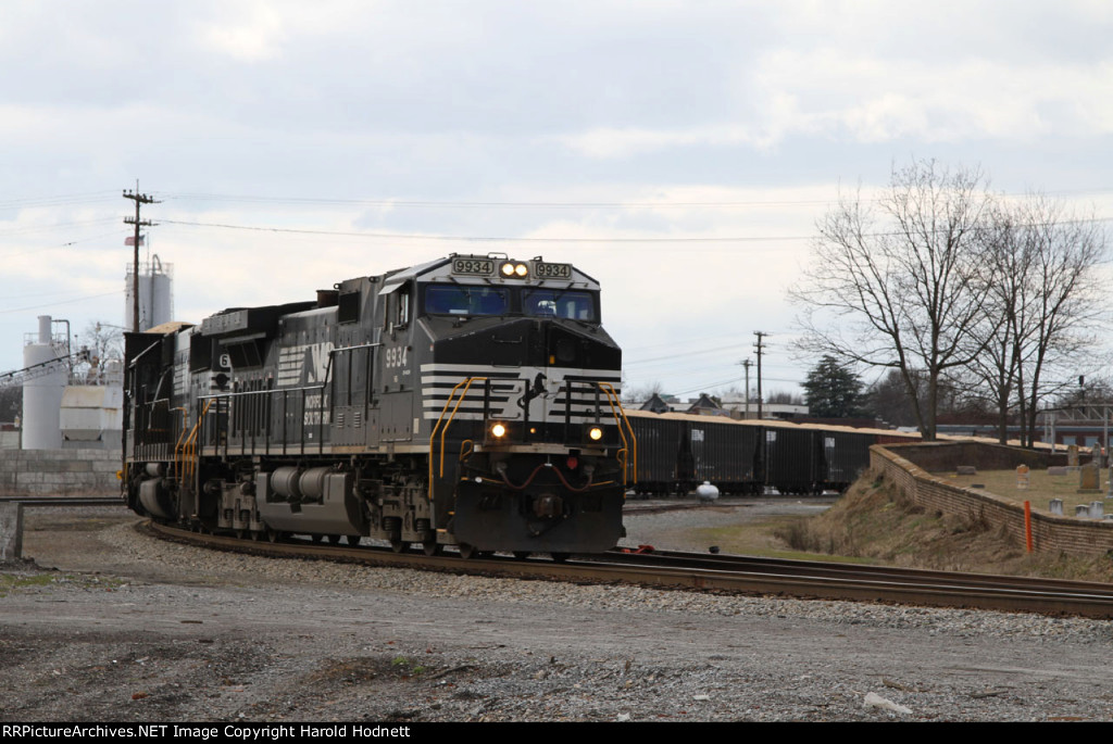 NS 9934 leads train 66E onto the "S" line